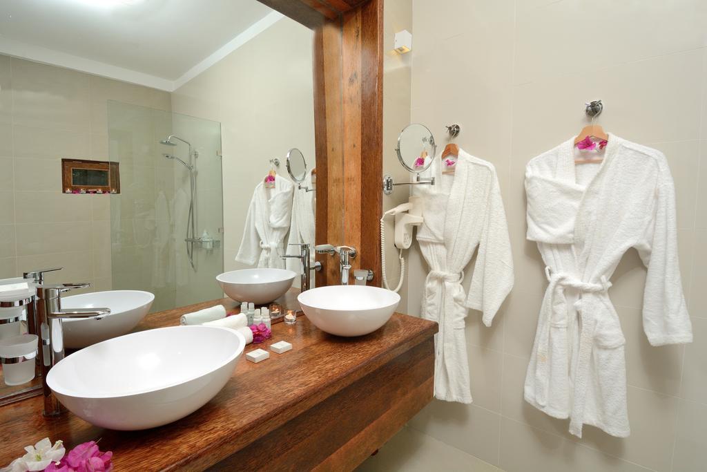Bungalow Deluxe con jardín y vistas parciales al mar